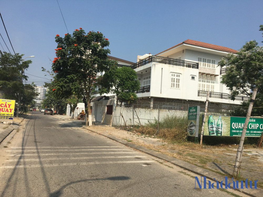 Nằm ở mặt tiền đường Nguyễn Hữu Thông, phường An Hải Bắc, quận Sơn Trà, thành phố Đà Nẵng. Đây là Khu biệt thự mới, có vị trí nằm giữa sông Hàn và biển Đà Nẵng.