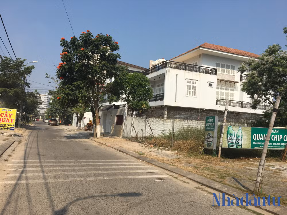 Nằm ở mặt tiền đường Nguyễn Hữu Thông, phường An Hải Bắc, quận Sơn Trà, thành phố Đà Nẵng. Đây là Khu biệt thự mới, có vị trí nằm giữa sông Hàn và biển Đà Nẵng.