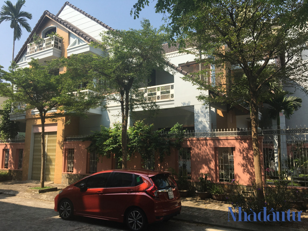 Nằm ở vị trí 2 mặt tiền ở Ngõ 98 đường Núi Thành, Tổ dân phố số 1, phường Hòa Thuận Đông, thành phố Đà Nẵng. Đây là khu phố của những cán bộ lãnh đạo thành phố Đà Nẵng.