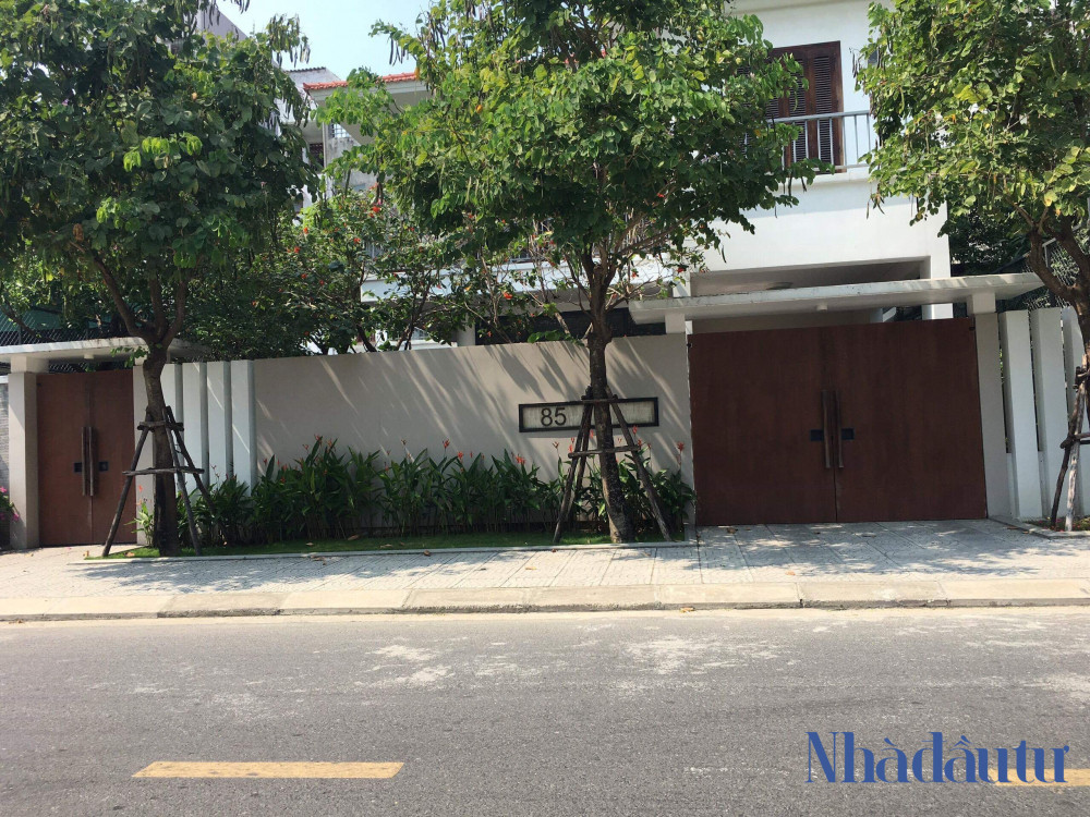 Đầu tiên phải kể đến căn biệt thự của ông Nguyễn Ngọc Tuấn, nguyên Phó chủ tịch UBND TP Đà Nẵng. Căn biệt thự này nằm ở Khu phố Tây – Du lịch xuyên đêm An Thượng thành phố Đà Nẵng (Số 85, đường Hoàng Kế Viêm).