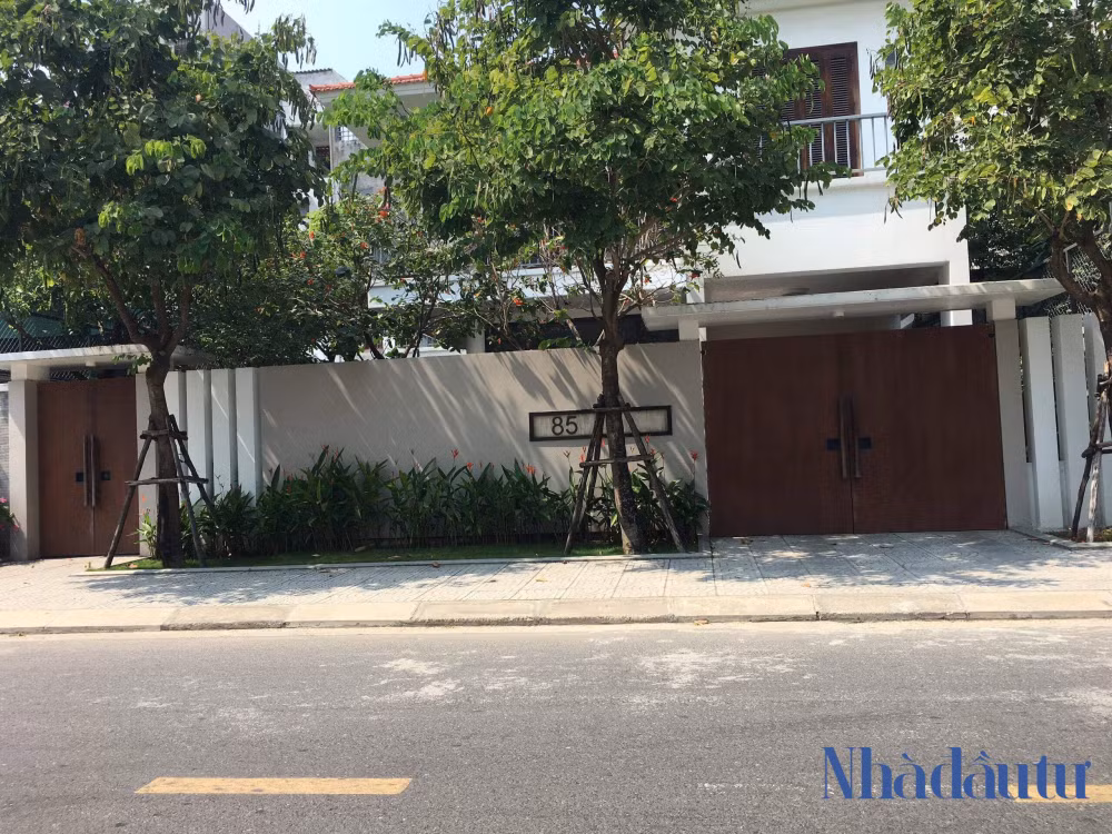 Đầu tiên phải kể đến căn biệt thự của ông Nguyễn Ngọc Tuấn, nguyên Phó chủ tịch UBND TP Đà Nẵng. Căn biệt thự này nằm ở Khu phố Tây – Du lịch xuyên đêm An Thượng thành phố Đà Nẵng (Số 85, đường Hoàng Kế Viêm).