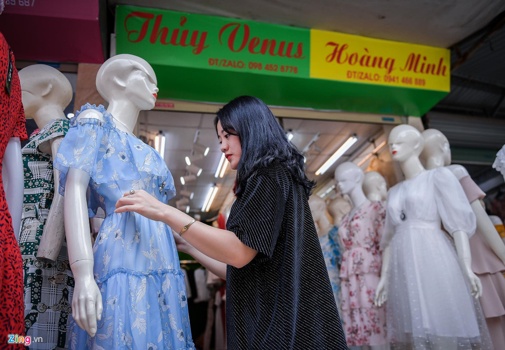 Chị Hương (tiểu thương) cho biết việc treo quần áo lên ma-nơ-canh không chỉ giúp lên dáng sản phẩm đẹp hơn mà còn giúp khách hàng rút ngắn thời gian lựa mẫu như treo trên mắc áo hay để trong túi nylon như truyền thống.