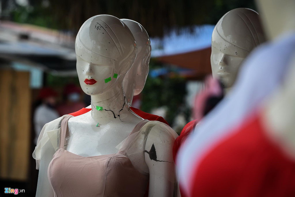 Chỉ cần bị gió to thổi hoặc người đi đường quệt vào là ma-nơ-canh bị đổ vỡ. "Mỗi ngày đôi lượt bê ra cất vào cũng khiến ma-nơ-canh rất dễ bị xước hay bong sơn. Việc thay mới cũng là để lên đồ không bị xấu, bẩn, nhếch nhác", tiểu thương Thuỷ cho biết thêm.