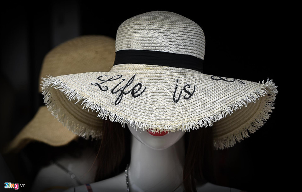 Một chủ tiệm cho biết với mức giá trung bình từ 1 - 3 triệu đồng/con, độ bền của ma-nơ-canh lại không hề cao, chỉ khoảng 1 năm là họ phải thay mới.