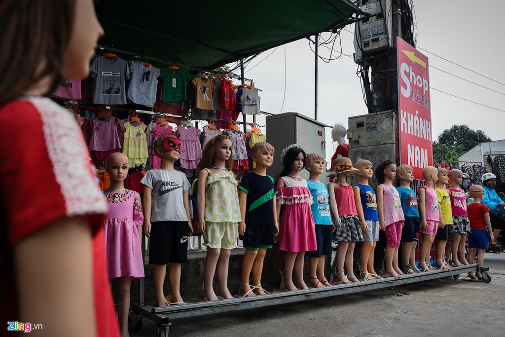 Ngoài ra còn có cả ma-nơ-canh trẻ em mặc quần áo phù hợp với lứa tuổi.