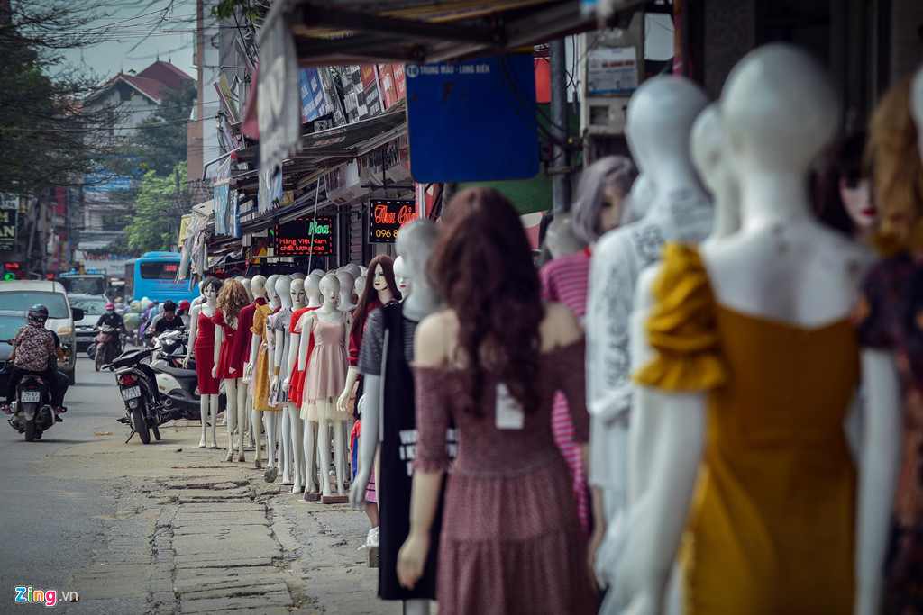 Trung bình một cửa hàng quần áo ở đây sử dụng từ 10 - 15 chiếc ma-nơ-canh. Ước tính khu vực này có hàng nghìn chiếc bày ở vỉa hè.