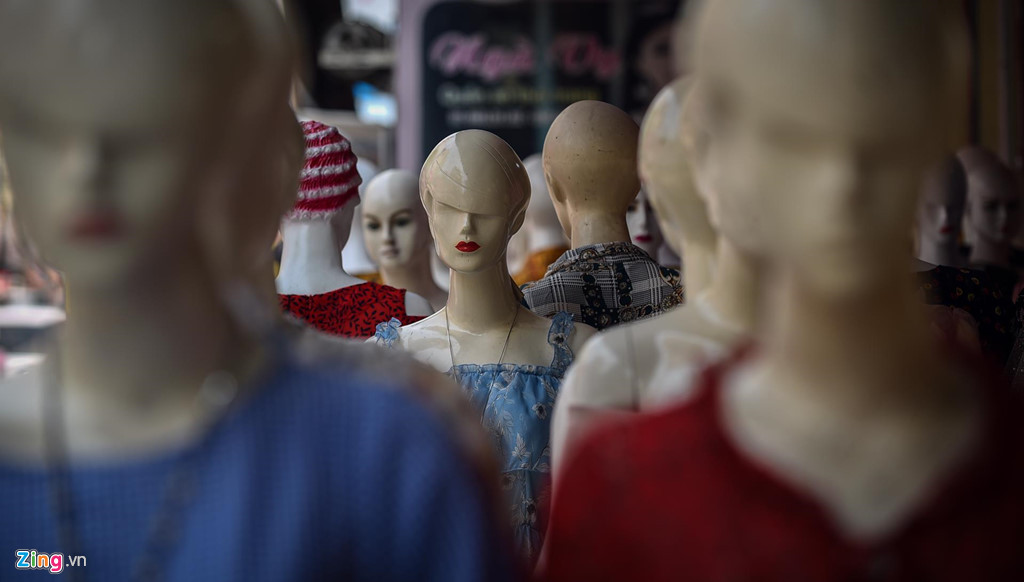 Những ma-nơ-canh có hình dáng, kích thước đẹp như người mẫu khoác lên mình đủ kiểu váy vóc, quần áo mốt mới nhất.