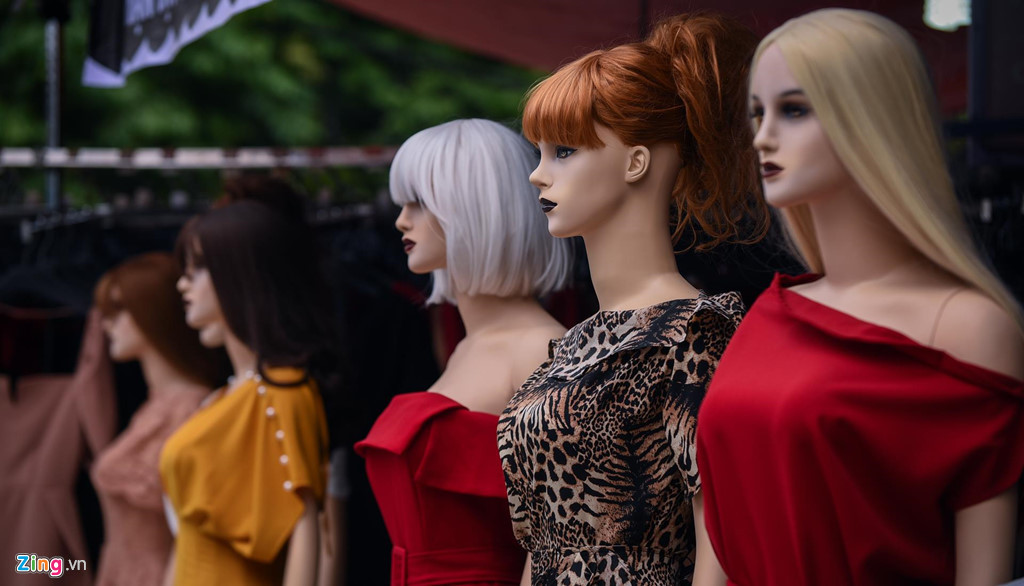 Một chủ cửa hàng thậm chí còn đội cả tóc giả cho ma-nơ-canh cho thêm phần sinh động và thu hút khách.