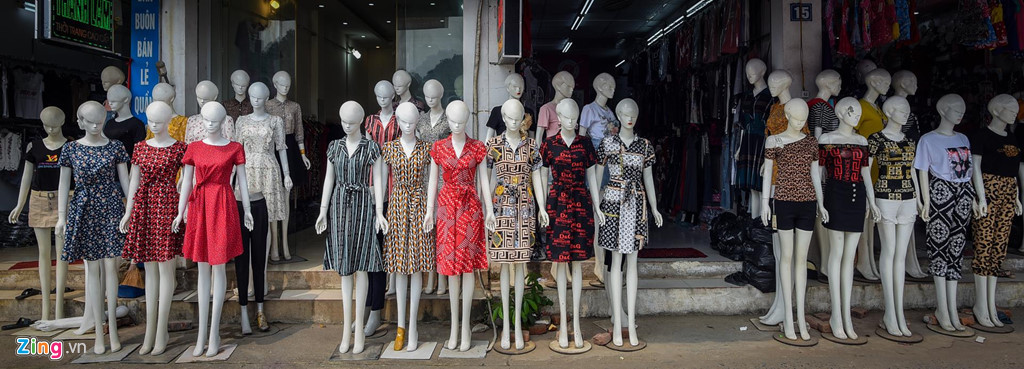 Gần đây, chủ các tiệm quần áo thi nhau bày ma-nơ-canh (manequin) tràn ra lề đường khiến chợ Ninh Hiệp mang màu sắc khác lạ. Nhiều người mới đến cảm thấy vừa thích thú vừa tò mò khi đếm không hết các "chân dài" mô hình chạy dài hơn 1 km dọc hai bên phố.