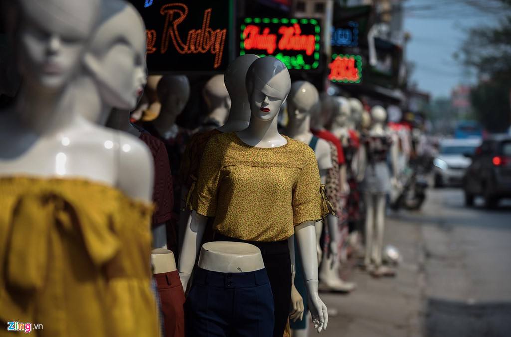 "Ma-nơ-canh chủ yếu được nhập từ Trung Quốc với mức giá từ 1 triệu tới 3 triệu đồng/con. Chiếc nào càng nhiều chi tiết như mắt giả, lông mi, tô son... thì giá càng cao", chị Hương nói.