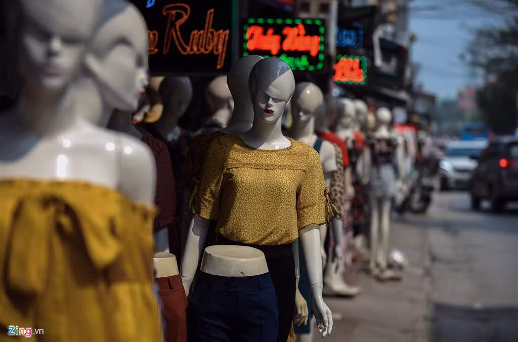 "Ma-nơ-canh chủ yếu được nhập từ Trung Quốc với mức giá từ 1 triệu tới 3 triệu đồng/con. Chiếc nào càng nhiều chi tiết như mắt giả, lông mi, tô son... thì giá càng cao", chị Hương nói.