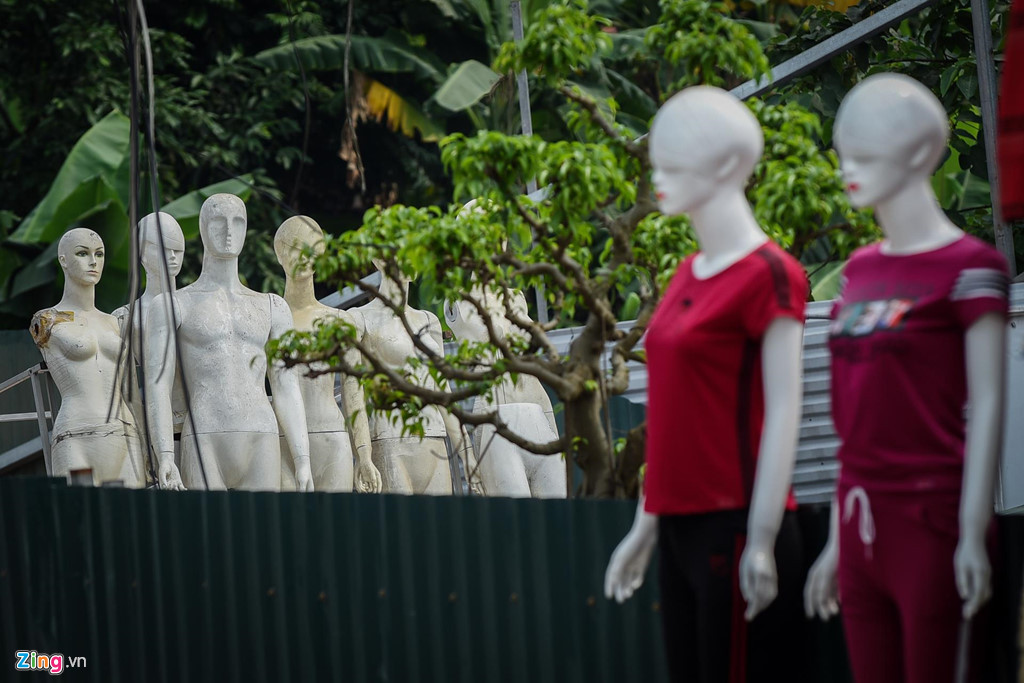 Số ma-nơ-canh cũ, xấu không thể sử dụng vẫn được gom lại để bán thanh lý cho các cơ sở sản xuất với mức giá chỉ bằng 10 - 20% giá trị ban đầu.