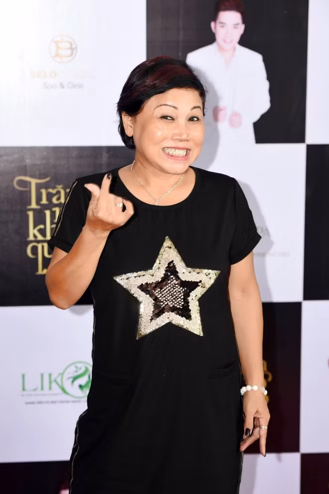 Trong lần xuất hiện mới đây tại buổi họp báo liveshow của ca sĩ Quang Hà ở Hà Nội, Siu Black khiến mọi người bất ngờ vì thân hình gầy sọp. Nữ ca sỹ chia sẻ, trong 1 năm qua, chị đã sụt hơn 12 kg vì bệnh tật và tinh thần không ổn định. Cùng với thời điểm 2016, tổng số cân nặng mà Siu Black giảm lên tới hơn 20kg. Giọng hát nội lực ngày nào của "Hoạ mi núi rừng" cũng vì thế mà ảnh hưởng không nhỏ.