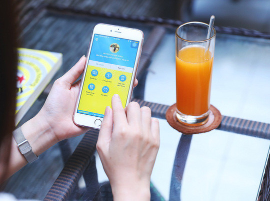 Người gửi tiền tiết kiệm nên thường xuyên tra cứu số dư trong sổ qua các ứng dụng trực tuyến. Ảnh: Lam Giang.