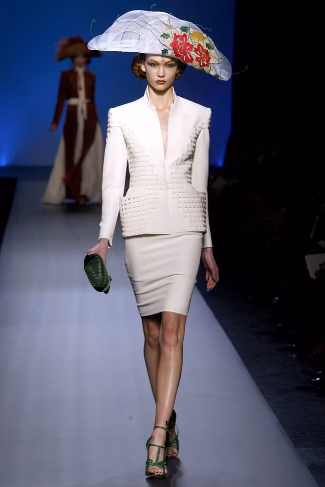 Siêu mẫu Karlie Kloss trong BST haute-couture của cựu giám đốc sáng tạo Hermes, Jean Paul Gaultier.