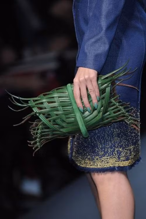 Những thiết kế nghệ thuật lấy cảm hứng từ cỏ cây luôn là điều đặc trưng tạo nên danh tiếng cho Jean Paul Gaultier.