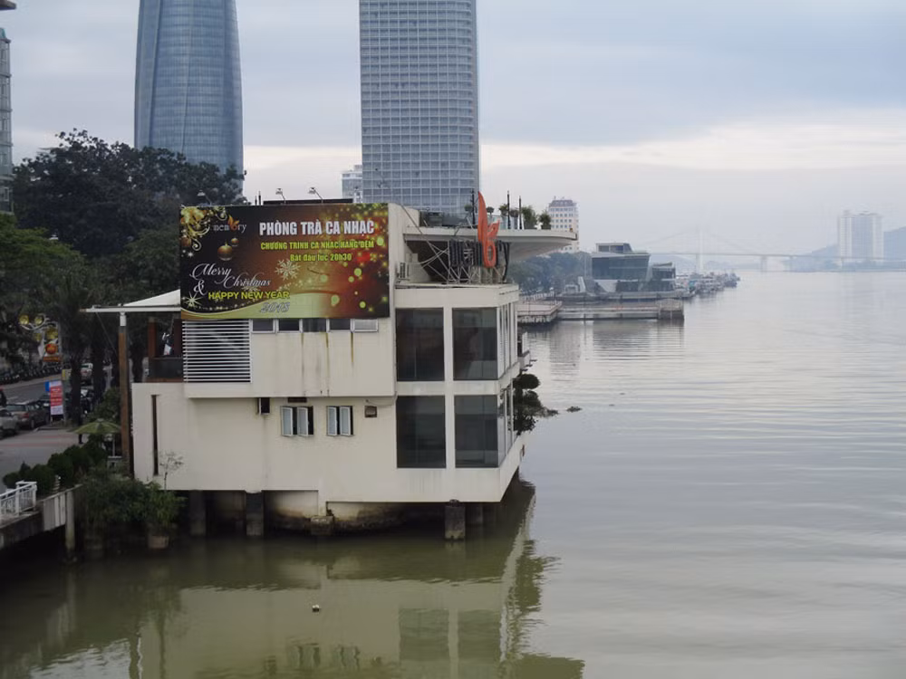 Ngoài bến du thuyền (ở phía xa), ông Vũ nhôm còn sở hữu nhà hàng cà phê Memory bên sông Hàn.