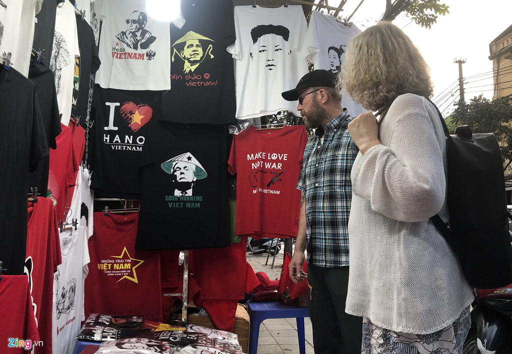 In ao hinh ong Trump, Kim Jong Un, kiem tien trieu moi ngay-Hinh-4