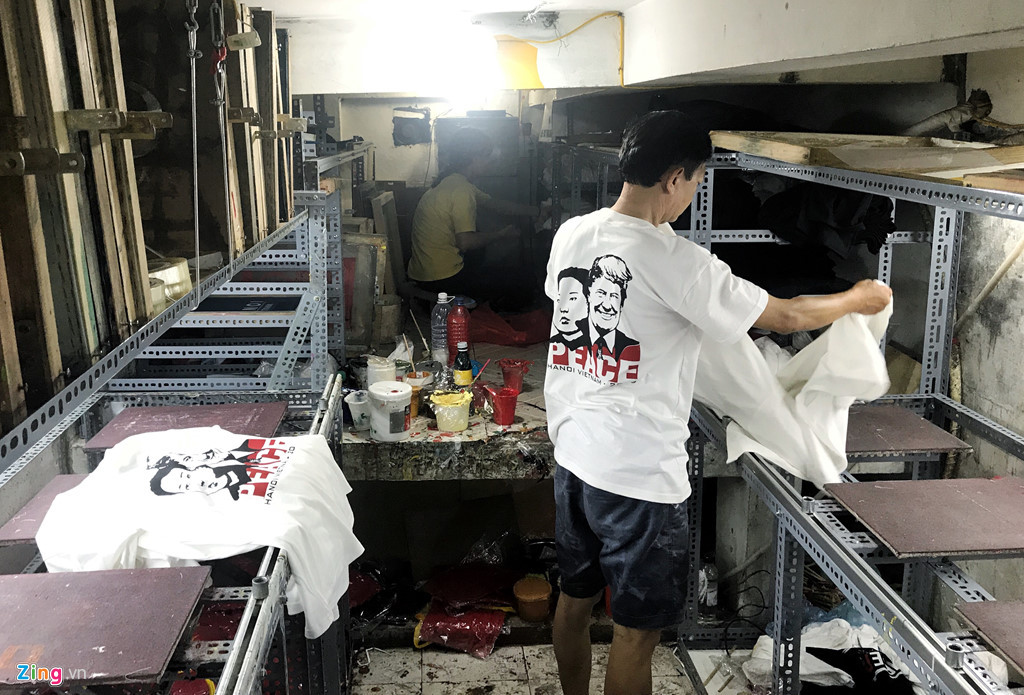 In ao hinh ong Trump, Kim Jong Un, kiem tien trieu moi ngay-Hinh-8