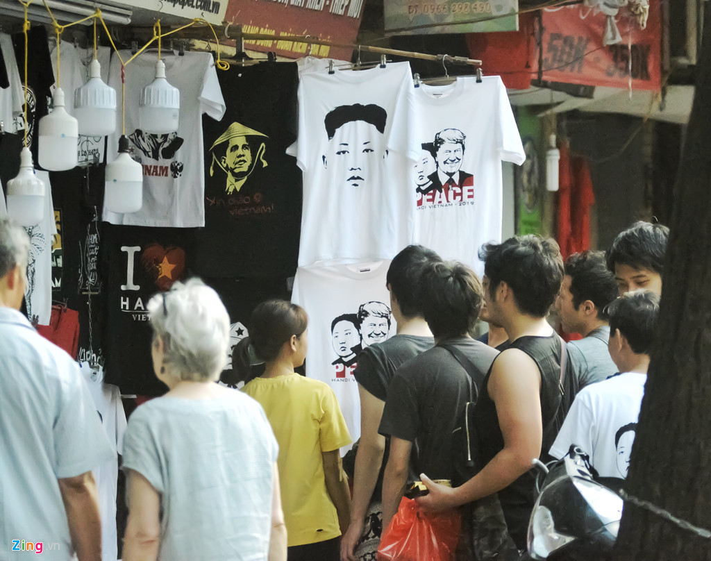 In ao hinh ong Trump, Kim Jong Un, kiem tien trieu moi ngay-Hinh-6