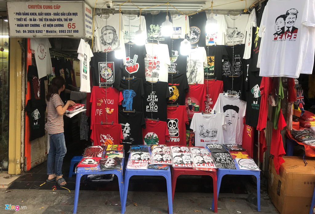 In ao hinh ong Trump, Kim Jong Un, kiem tien trieu moi ngay