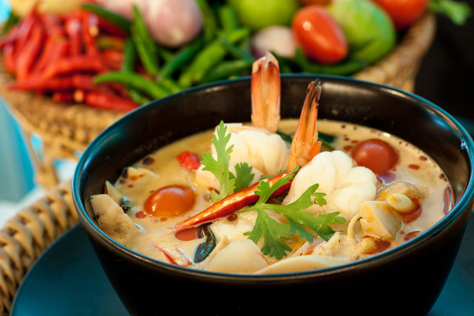 Tom Yum Goong là một trong những món ăn đặc trưng của đất nước chùa vàng. Thực tế, đây là món canh được nêm với đủ loại gia vị như xả, ớt, riềng nếp và lá chanh Thái. Hương vị chua chua, cay cay hòa lẫn vị ngọt ngào tạo ra một bát canh hải sản hết sức đặc biệt.