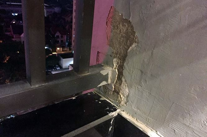 Cư dân phản ánh, chủ đầu tư không thực hiện bảo hành các hạng mục công trình nên nhiều căn bộ bị tróc, lở, nứt vỡ, thấm ngấm...