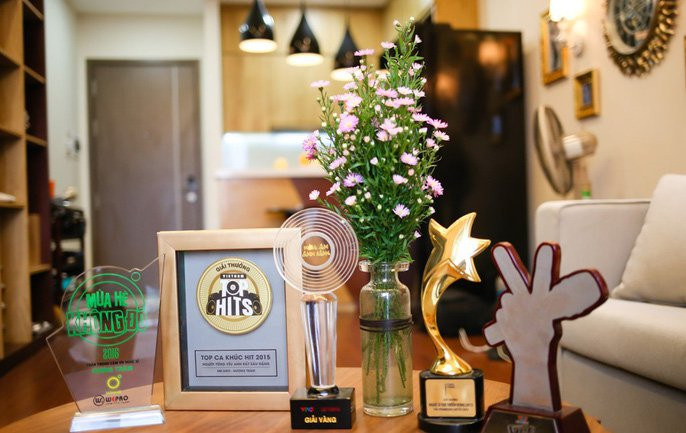 Một góc xinh xắn với rất nhiều giải thưởng được Hương Tràm nâng niu gìn giữ.