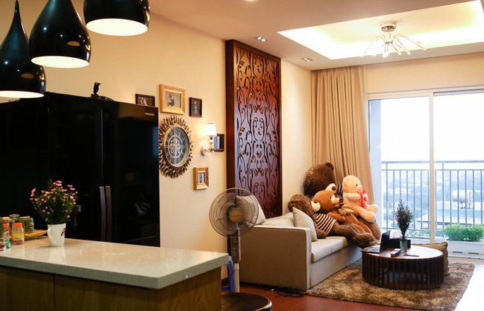Căn hộ chung cư của ca sĩ Hương Tràm nằm ở quận 4 (TP HCM), không quá rộng, khoảng 100 m2 nhưng lại rất thoáng mát nhờ cách bài trí dễ thương của nữ ca sĩ. Phòng khách sang trọng nổi bật với rất nhiều gấu bông.