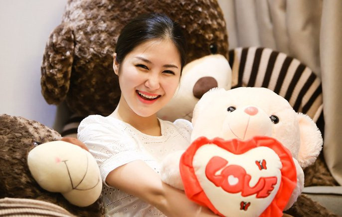 Hương Tràm cho biết cô đặc biệt thích gấu bông, nên đâu đâu trong nhà cũng có gấu bông làm vật trang trí.