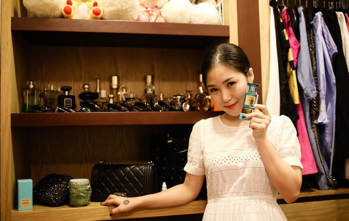 Nữ ca sĩ Hương Tràm khoe bộ sưu tập nước hoa và túi xách.