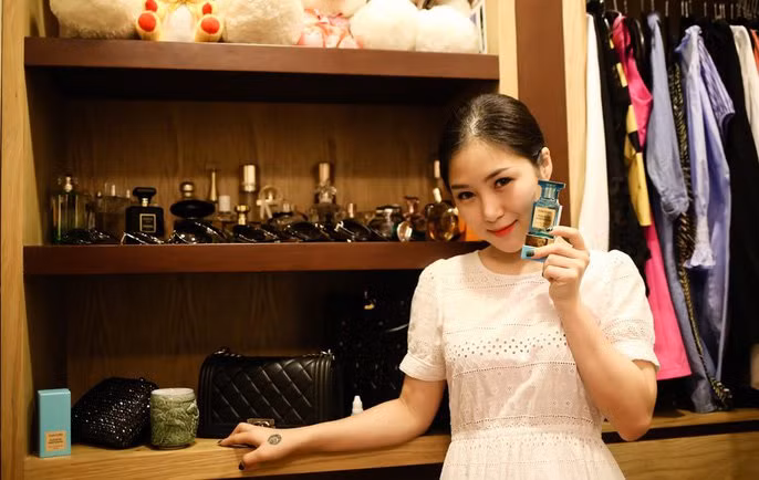 Nữ ca sĩ Hương Tràm khoe bộ sưu tập nước hoa và túi xách.