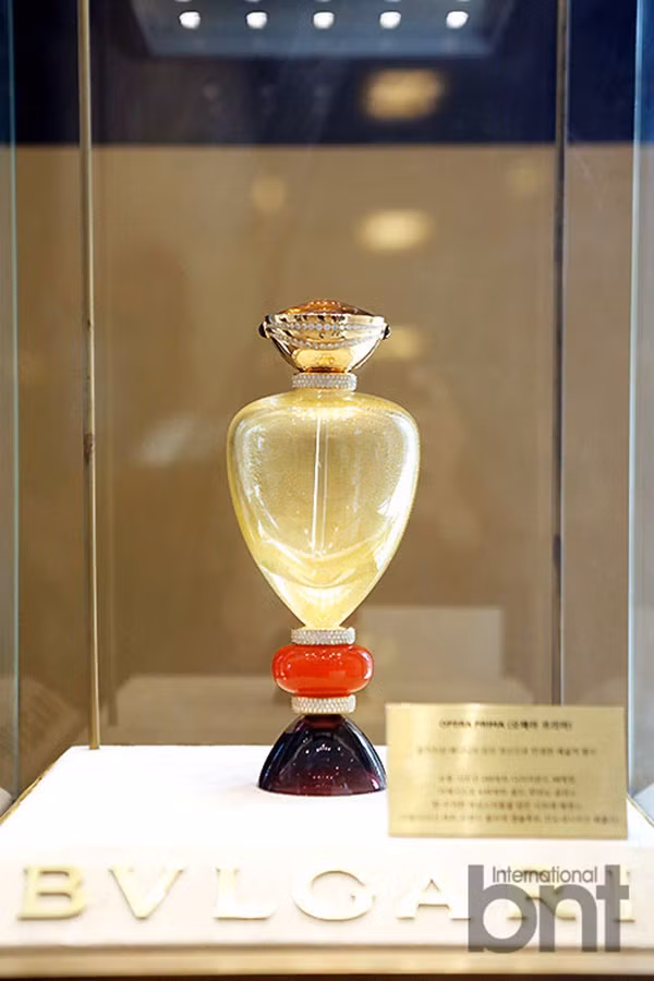 Lọ nước hoa đắt giá được trưng bày tại Phòng triển lãm Lafayette Haussmann, Pháp