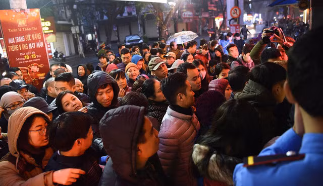 Người dân Hà Nội chen chúc từ sáng sớm mua vàng trong ngày mùng 10 tháng Giêng - Ảnh: T.L