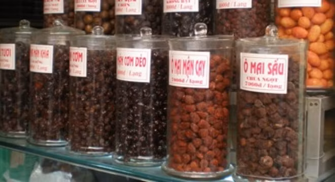 Các loại ô mai cũng được các bà nội trợ ưa thích trong dịp Tết Nguyên đán.