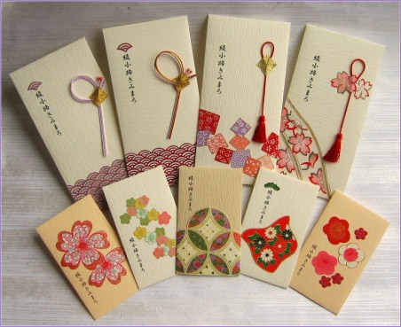 Cùng với tiền lì xì thì phong bao lì xì đặc biệt được hỏi mua nhiều khi Tết Nguyên đán đến gần. Năm nay, xu hướng phong bao lì xì handmade với những câu chúc ngộ nghĩnh, "bá đạo" đã lên ngôi và rất được giới trẻ ưa chuộng.