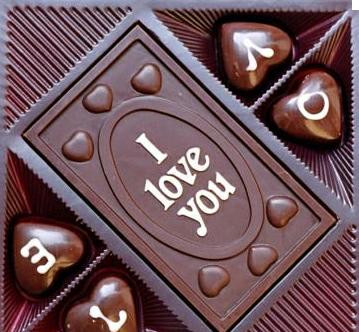 Do dịp Tết Nguyên đán năm nay lại trùng với ngày Lễ tình yêu Valentine nên mặt hàng socola cũng được tìm kiếm và hỏi mua nhiều. Trên thị trường, có rất nhiều mẫu mã socola Valentine khác nhau để khách hàng lựa chọn.