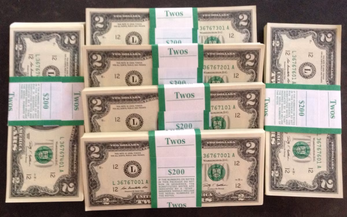 Giống như hằng năm, đồng USD mệnh giá nhỏ lại được săn lùng để lì xì Tết. Năm nay, ngoài USD, còn khá nhiều loại tiền lì xì của các quốc giá khác như tiền hình khỉ của Indonesia, tiền xu Úc mạ vàng...