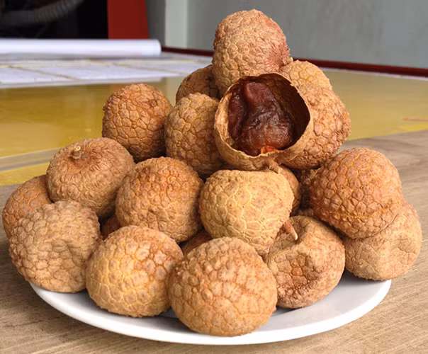 Vải sấy là loại đồ khô được tìm kiếm nhiều nhất Tết Nguyên đán năm nay. Sau đó là nho khô, các loại mứt, hoa quả sấy.