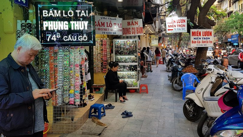 Các cửa hàng cặp tóc nay đã vắng khách mua hàng hơn xưa.