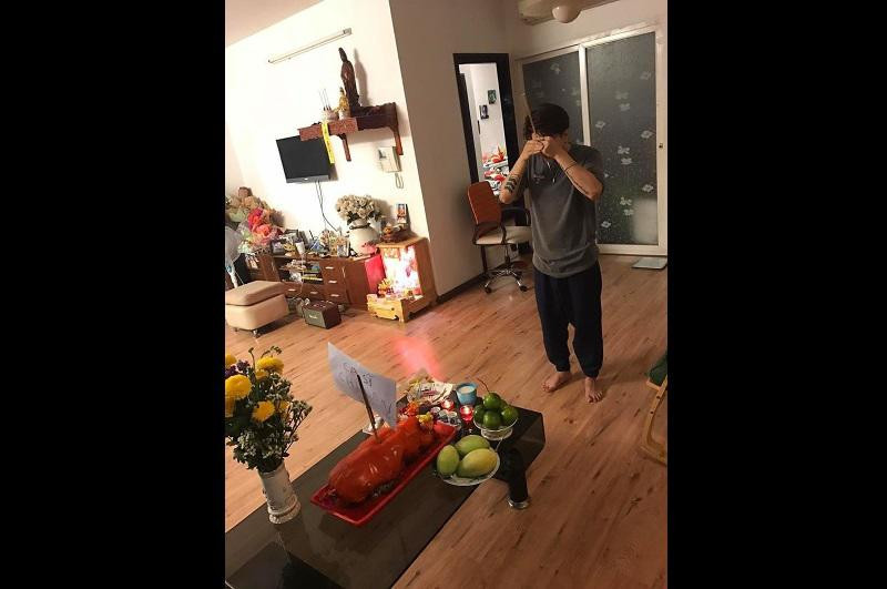 Trước đó, thỉnh thoảng trên trang cá nhân của anh chàng tiết lộ vài bức ảnh chụp ngôi nhà nơi anh đang ở.