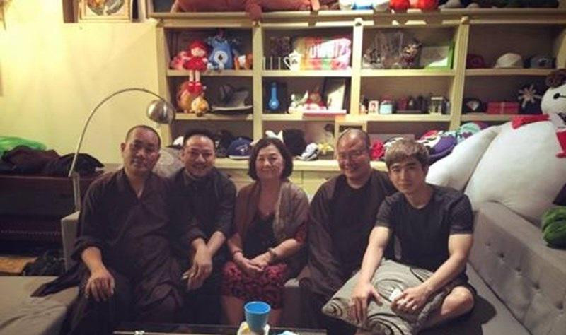 Thế nhưng, so với nam ca sĩ gốc Thái Bình có lẽ Chi Dân còn kém xa khi so về gia tài, nhà, xe hay đồ hiệu…