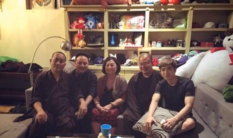 Thế nhưng, so với nam ca sĩ gốc Thái Bình có lẽ Chi Dân còn kém xa khi so về gia tài, nhà, xe hay đồ hiệu…