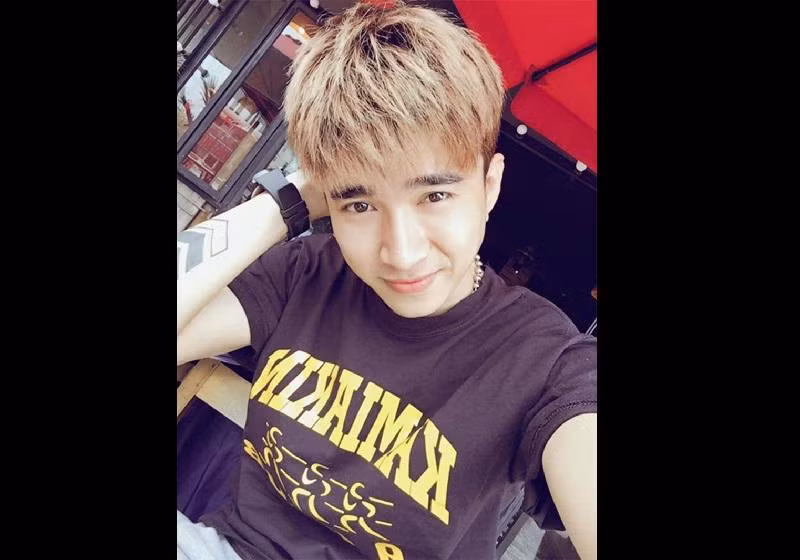  Chi Dân tên thật là Nguyễn Trung Hiếu, khi vừa bước chân vào con đường nghệ thuật, anh là thành viên của một nhóm nhạc nam nhưng không được quá nhiều sự chú ý của khán giả.