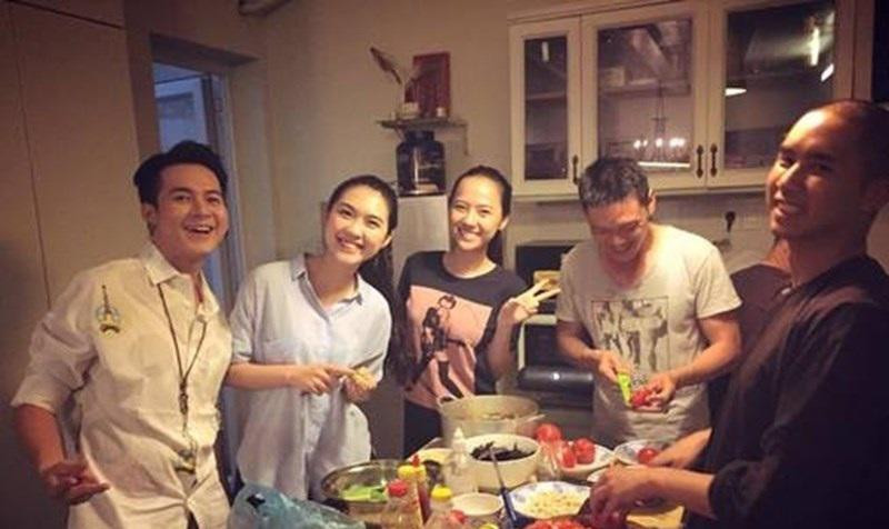 Bên cạnh là căn bếp nhỏ nhưng đầy đủ tiện nghi. Có vẻ nam ca sĩ rất hay nấu ăn tại nhà và rủ bạn về ăn uống.