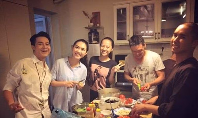 Bên cạnh là căn bếp nhỏ nhưng đầy đủ tiện nghi. Có vẻ nam ca sĩ rất hay nấu ăn tại nhà và rủ bạn về ăn uống.