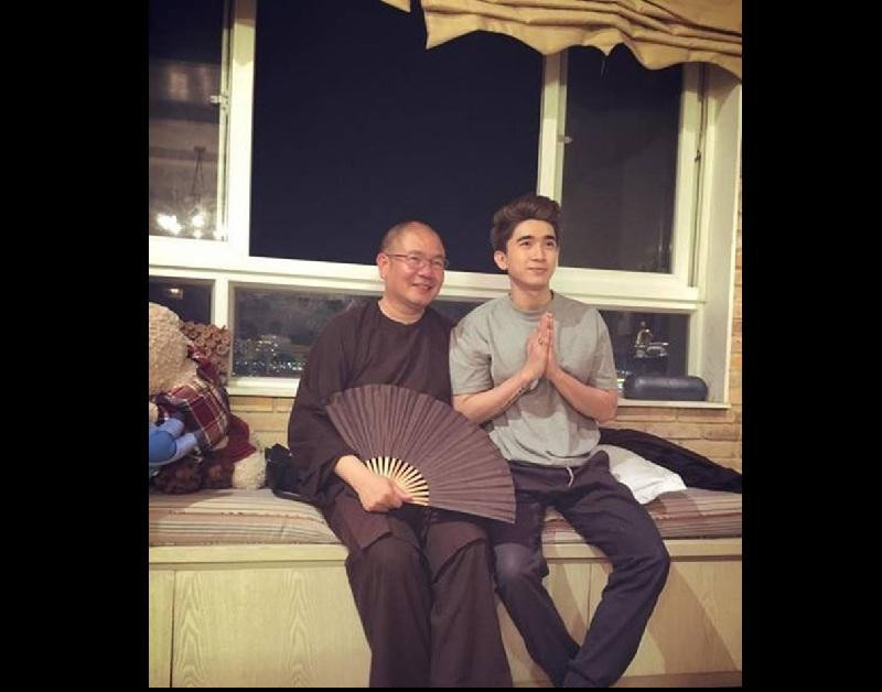 Phòng ngủ của anh nhỏ hẹp, giường đặt sát cửa sổ, vừa là nơi nghỉ ngơi vừa có thể ngắm cảnh phía dưới nhà.