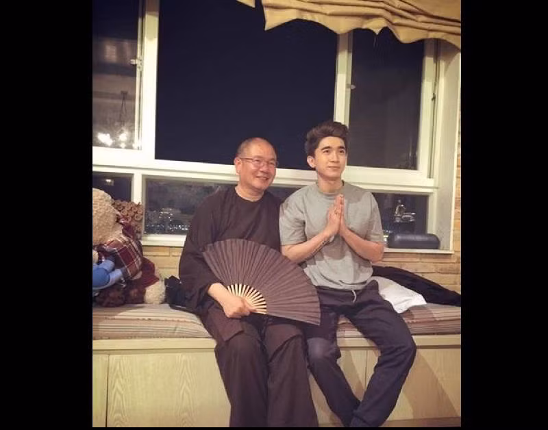 Phòng ngủ của anh nhỏ hẹp, giường đặt sát cửa sổ, vừa là nơi nghỉ ngơi vừa có thể ngắm cảnh phía dưới nhà.