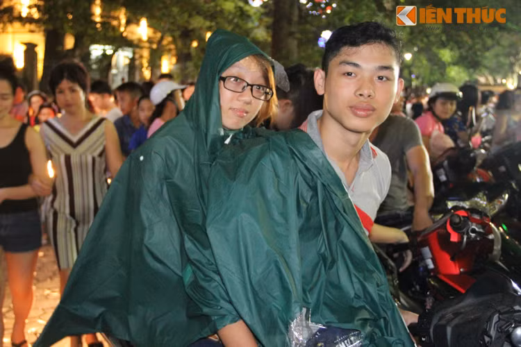 Ai cũng kiên nhẫn chờ.