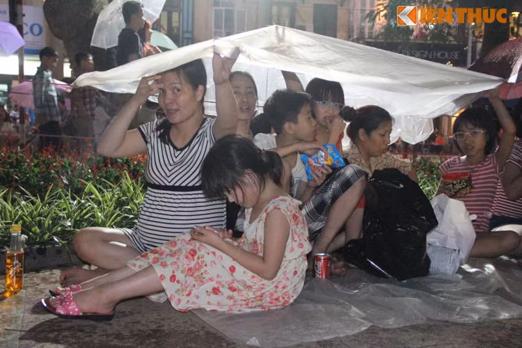 Cảnh đội mưa của người dân Hà Nội.